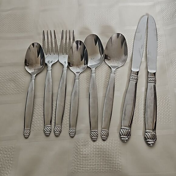 Onieda 8 Pieces Stainless Steel Everyday Flatware Set 18/10 Silver - Picture 13 of 16